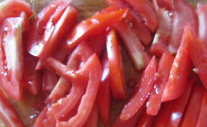 1. Этап. Шаверма в лаваше: Помидоры также промываем и тонко нарезаем.