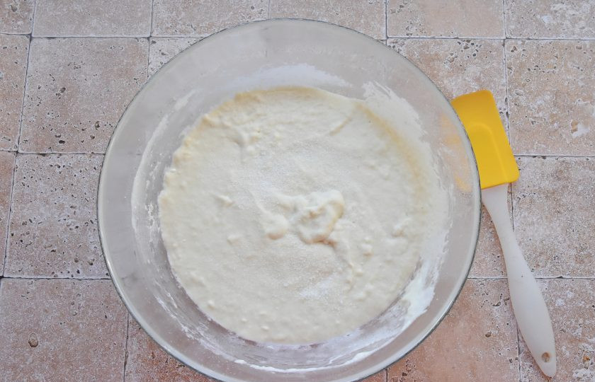 1. Этап. Дутые оладьи: На готовое тесто, сверху через ситечко просейте соду. Аккуратно вмешайте ее в тесто. Постарайтесь тесто больше не перемешивать.