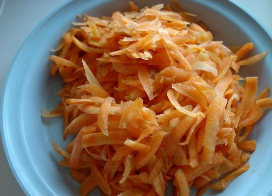 1. Этап. Бигус с черносливом: Затем добавляем тертую на крупной терке морковь.