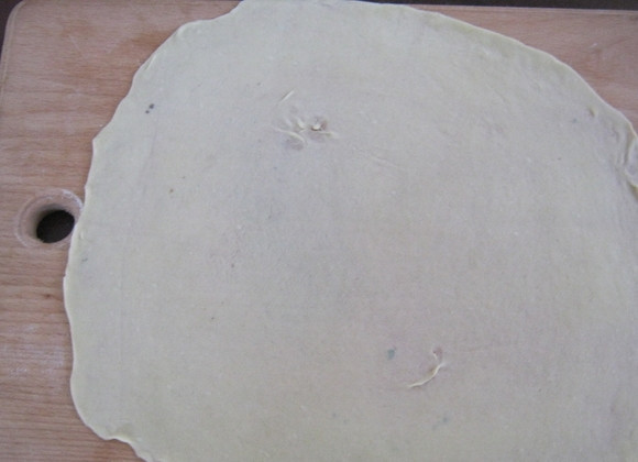 1. Этап. Турецкая лепешка гезлеме: Получается круг диаметром примерно в 30 см.