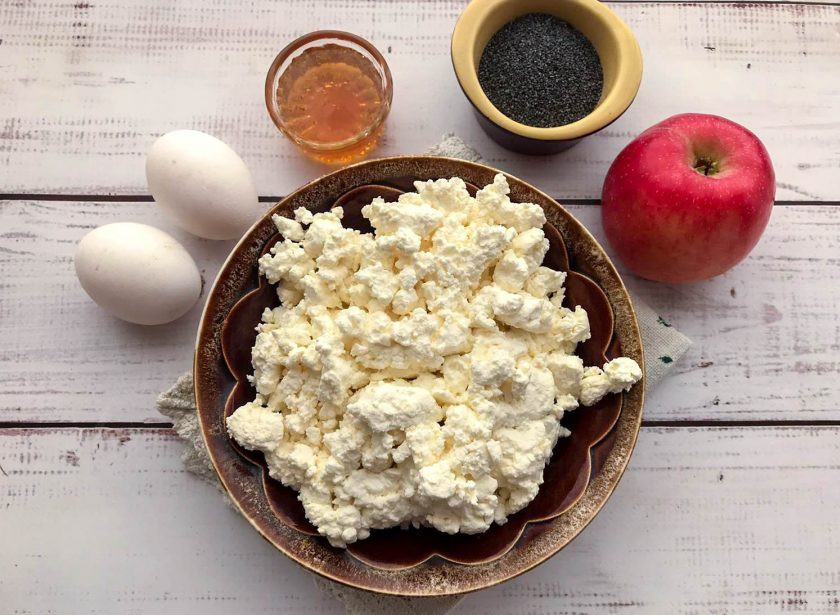 1. Этап. Диетическая творожная запеканка с яблоками: Подготовьте все необходимые ингредиенты.