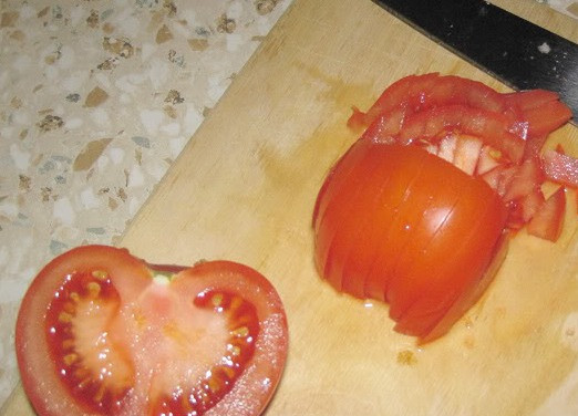 1. Этап. Плов из баранины с помидорами: Помидоры нарезаем на небольшие кубики.