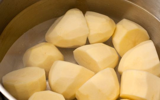 1. Этап. Пюре из свеклы: Чистим картофель и варим его до готовности. Свеклу моем в холодной воде и запекаем в духовке при температуре 200 градусов.