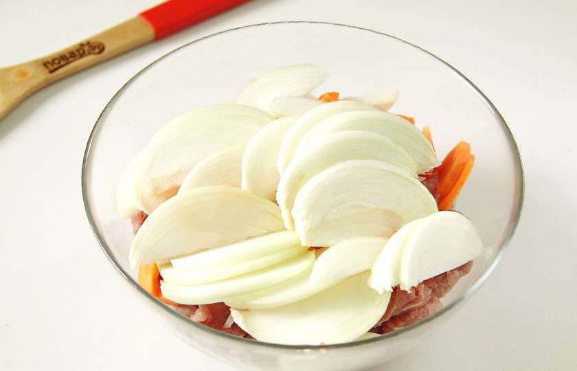 1. Этап. Свинина в горчице в рукаве: Нарезанный перьями или полукольцами лук.