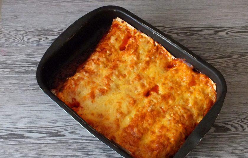 1. Этап. Энчиладос с курицей в лаваше: Через указанное время достаньте энчиладос из духовки.