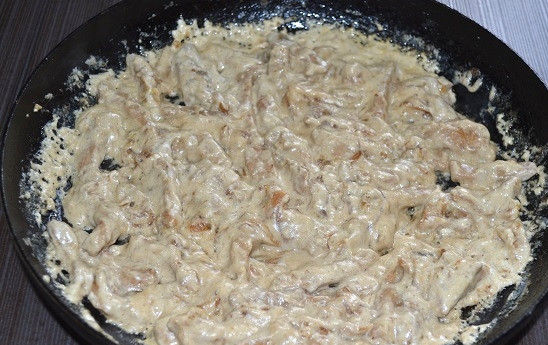 1. Этап. Свинина в имбирном соусе: 11. Тушите мясо еще буквально 5 минут, помешивая.