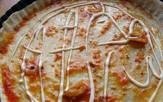 1. Этап. Пицца с копчёной колбаской: Смажьте тесто кетчупом и майонезом.