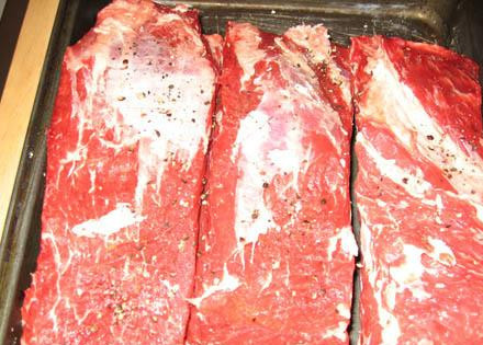 1. Этап. Тушеные ребрышки с соусом Терияки: Обрезаем лишний жир с ребрышек, посыпаем солью и перцем и оставляем в холодильнике на ночь.