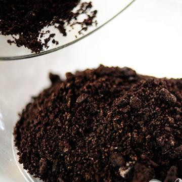 1. Этап. Кремовый торт с малиной: Выложите крошки в миску.