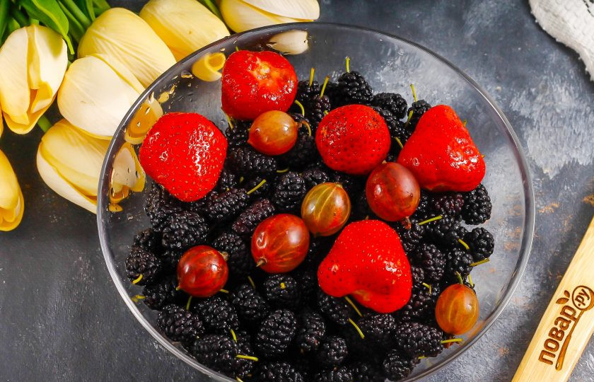 1. Этап. Ягодный террин: Ягоды промойте в воде, срежьте хвостики с них. Если используете вишню или черешню, то удалите косточки.