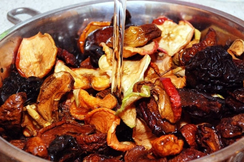 1. Этап. Компот из сухофруктов без сахара: Промойте их сначала в теплой воде, потом откиньте на дуршлаг и подставьте под холодную проточную воду.