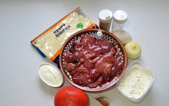 1. Этап. Закуска из печени: 1. Набор ингредиентов вполне простой и доступный. Первым делом нужно вымыть и обсушить печень. Луковицу очистите.