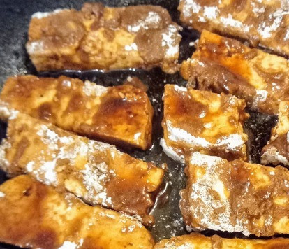 1. Этап. Бан Ми с мисо и арахисом: На сковороде разогреть кунжутное масло и жарить тофу по 4 минуты на каждой стороне до золотистой корочки. Затем уменьшить огонь, вылить маринад и тушить ещё 4 минуты пока соус не уменьшится в объеме и не карамелизуется.