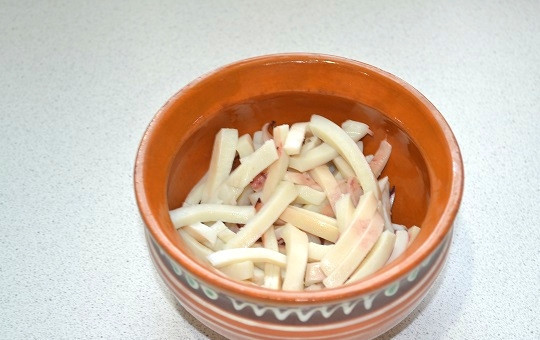 1. Этап. Салат Нежность с кальмарами: 4. Кальмар нарежьте тонкими полосочками.