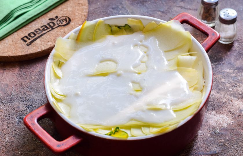 1. Этап. Лазанья из кабачков с рикоттой: Полейте оставшимся соусом 