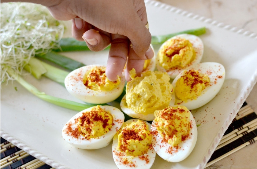 1. Этап. Цветочки из яиц: Выложите яйца в форме цветка. Посыпьте 