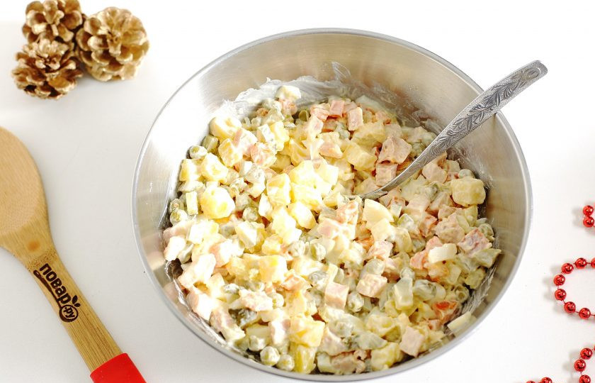 1. Этап. Оливье с бужениной: Заправьте салат майонезом, посолите по вкусу и хорошо перемешайте. 