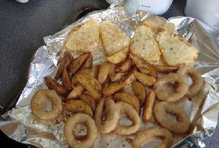 1. Этап. Филе в Английском стиле Эссекс: Положите лук, оладьи и дольки картофеля в духовку и выпекайте при 220 градусов Цельсия в течение 30 минут.