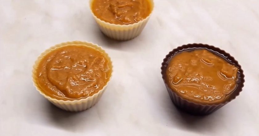 1. Этап. Бруност (коричневый сыр): 3. Постоянно помешивая, проварите сыр еще 10 минут до вязкого состояния и темного коричневого цвета (он должен быть немного похож на сгущенное молоко). Разложите сыр в силиконовые формочки и отправьте в холодильник до утра. Приятного аппетита!