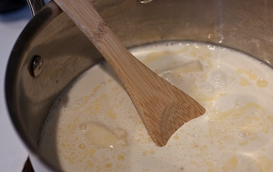 1. Этап. Самодельные конфеты: Отправьте в сотейник все ингредиенты, кроме ванилина. Начинайте варить на среднем огне, помешивая массу.