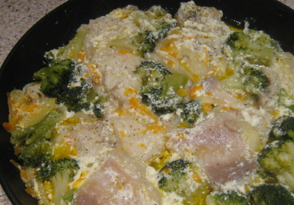 1. Этап. Пангасиус, тушеный с овощами: Добавьте брокколи, тушите еще 10 минут, аккуратно все перемешав.