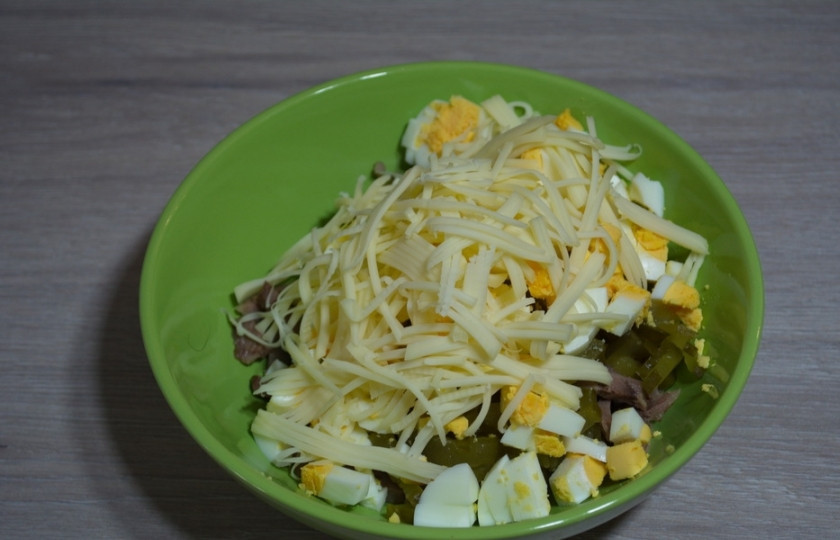 1. Этап. Салат с языком и шампиньонами: Все составляющие салата соедините в одной миске. Заправьте майонезом. Добавьте натертый на крупной терке сыр и снова перемешайте. Приправьте салат специями по вкусу.