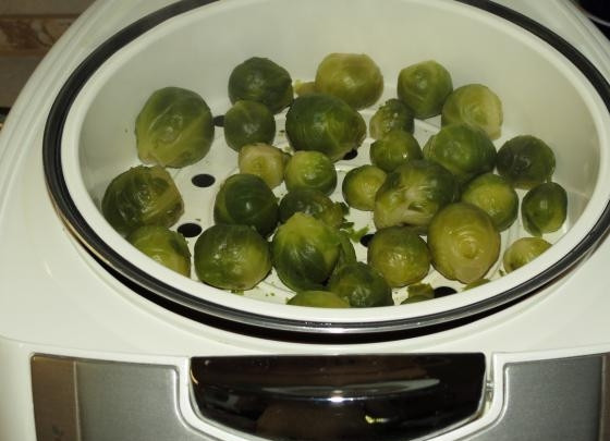 1. Этап. Брюссельская капуста на пару в мультиварке: 4. Когда капуста будет готова, сбрызните ее заправкой и аккуратно перемешайте.