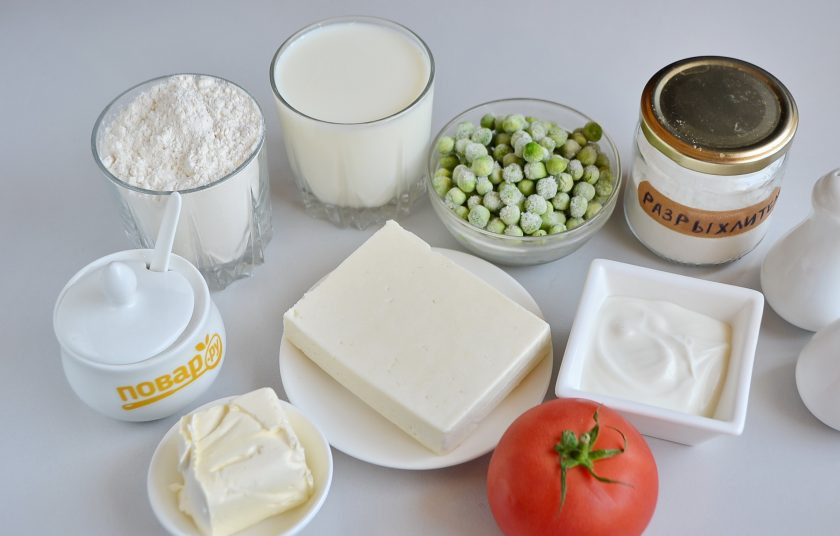 1. Этап. Булочки с брынзой и зеленым горошком: 1. Подготовьте продукты. Горошек заранее размораживать не нужно.