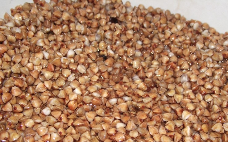 1. Этап. Гречка с морковью и луком: 2. Гречку предварительно очищаем и промываем, заливаем водой и оставляем на 10-15 минут.