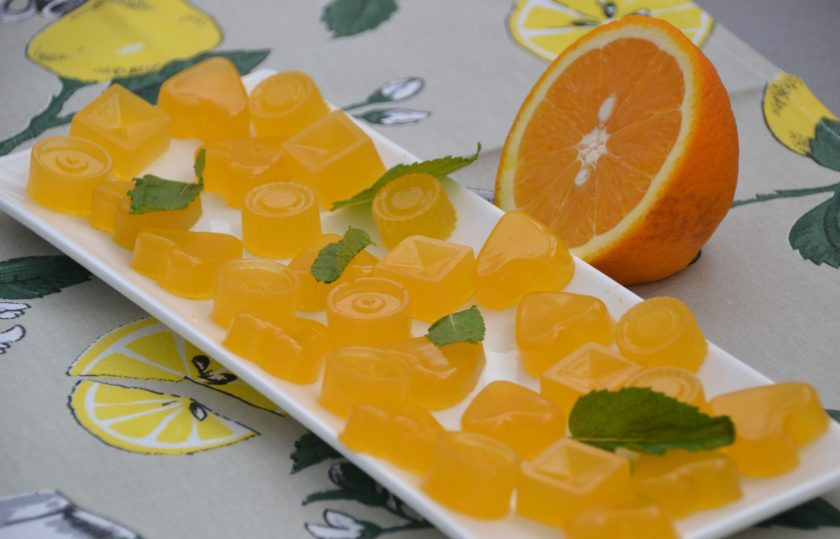 1. Этап. Апельсиновый мармелад на агар-агаре: Мармелад превосходно извлекается из формочек. Спустя некоторое время у вас на столе будет прекрасное лакомство с освежающим апельсиновым вкусом. Такой мармелад отлично подойдет и для украшения кондитерских изделий: печенья, пирожных, тортов.
