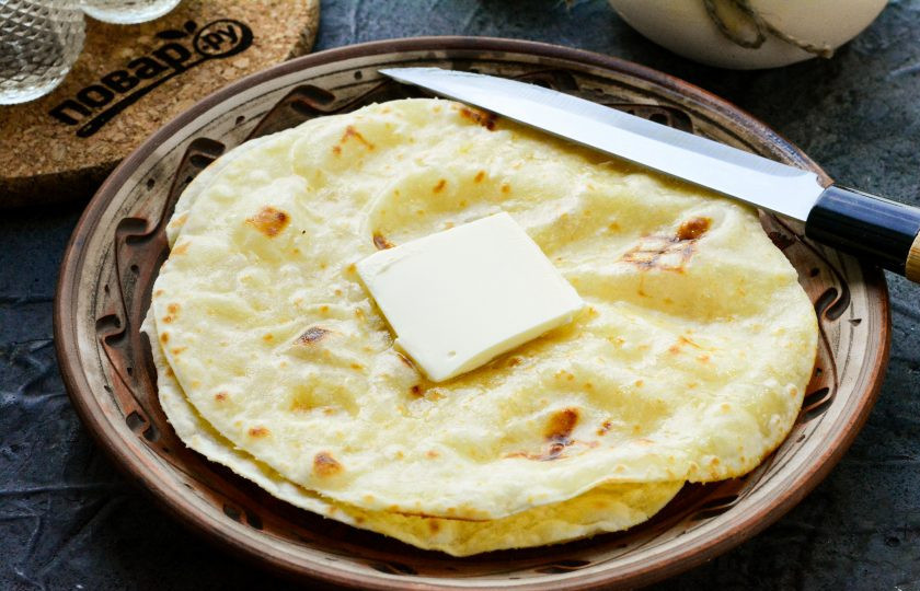 1. Этап. Кыстыбый с пюре: Каждую обжаренную лепешку смазывайте сливочным маслом для мягкости. Все лепешки выкладывайте друг на друга.