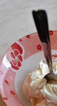 1. Этап. Конфеты с йогуртовой начинкой: После суток йогурт превратился в густой продукт, по консистенции похож на марскапоне или рикотту. Плотной текстуры. В йогуртовую массу ( получилось около 100 граммов продукта) добавить сахарную пудру и хорошо перемешать.