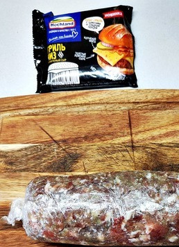 1. Этап. Мясной рулет с грибами: При помощи пленки свернуть мясо рулетом. Для того, чтобы форма держалась, я рулет слегка подморозила. Перед выпечкой удалить пленку. Выпекать при 180 градусах 40 минут.