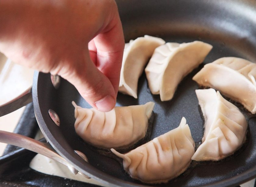 1. Этап. Японские пельмени Гедза со свининой: 9. Разогрейте на сковороде немного масла. Выложите пельмени и обжарьте до румяной корочки.