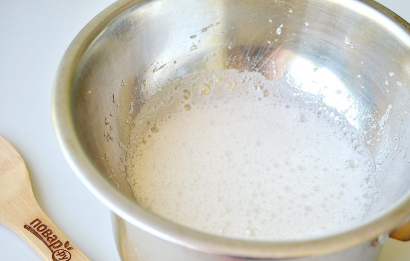 1. Этап. Меренги-сердечки с мороженым: 3. Чтобы меренга была плотной и не растекалась, я советую делать ее на водяной бане. Поставьте маленькую кастрюльку с водой (1 стакана воды достаточно) на огонь, доведите до кипения. Убавьте огонь до минимума. Поставьте сверху белки с сахаром и венчиком смешивайте до растворения сахара.