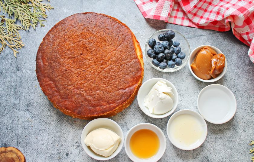 1. Этап. Торт из готовых коржей: Подготовьте все необходимые ингредиенты для приготовления торта из готовых коржей. Сливочное масло, маскарпоне и сгущенку достаньте из холодильника заранее, чтобы они стали комнатной температуры. Ягоды, у меня голубика, вымойте и обсушите на бумажном полотенце.