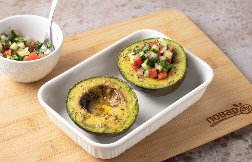 1. Этап. Запеченный авокадо: Заполните сердцевину запеченного авокадо овощами.