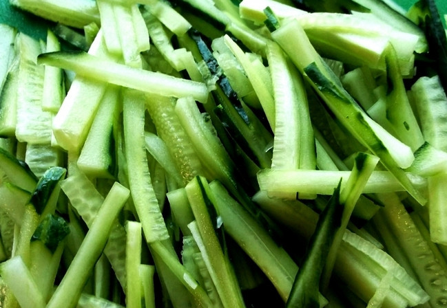 1. Этап. Салат Венецианская серенада: Тонкими полосочками нарезаем огурец.