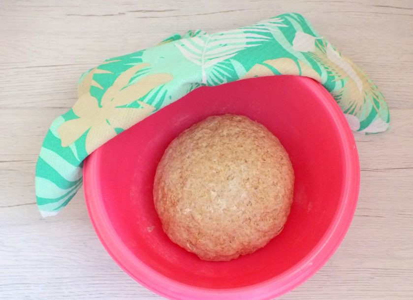 1. Этап. Булочки с отрубями: Когда тесто станет трудно перемешивать, замешивайте руками. Оно будет сначала прилипать, но постепенно станет эластичным и мягким. Если тесто прилипает, сверху присыпьте мукой. Округлите. Переложите в чашу, закройте полотенцем и оставьте на 1 час в теплом месте.