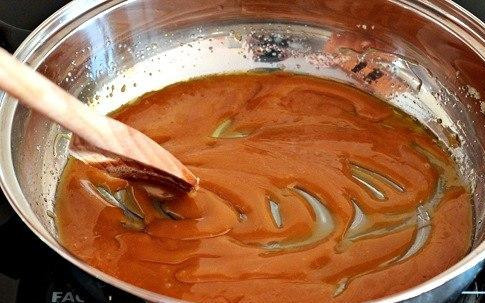 1. Этап. Карамельные блинчики с яблоками: Когда сахар становится карамельного цвета, снимаем с огня.