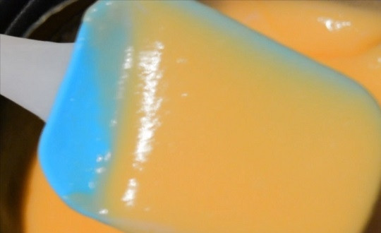 1. Этап. Фруктовый торт с масляно-заварным кремом: 4. Постоянно помешивая, уварите немного до загустения. Снимите с огня крем и остудите.