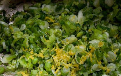 1. Этап. Салат с макаронами, зеленым луком и сыром: 3. Используя ручной блендер или кухонный комбайн, смешать приготовленную луковую смесь вместе с 3/4 чайной ложки соли, 1/4 чайной ложки черного перца, цедрой лимона, половиной лимонного сока и макаронной жидкостью до консистенции пюре. Смешать с тертым сыром Пармезан. Яблоко нарезать кубиками. Смешать макароны с луковым соусом в большой миске. Хорошо перемешать. Добавить руколлу и большую часть яблока. Перемешать. Добавить соль, перец и лимонный сок по вкусу, если необходимо. Посыпать оставшимися кусочками яблок и зеленым луком и сразу подавать.