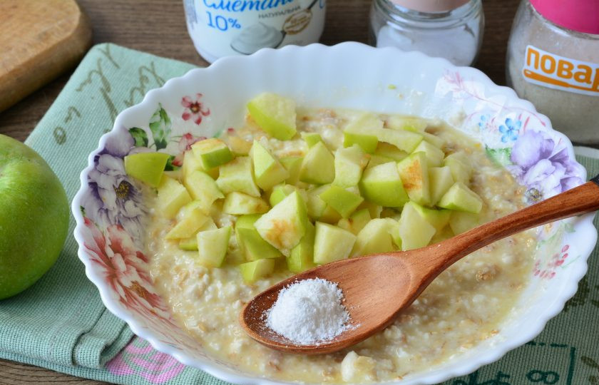 1. Этап. Творожная запеканка с геркулесом и яблоками: Добавьте нарезанные кубиками яблоки, всыпьте разрыхлитель и размешайте.