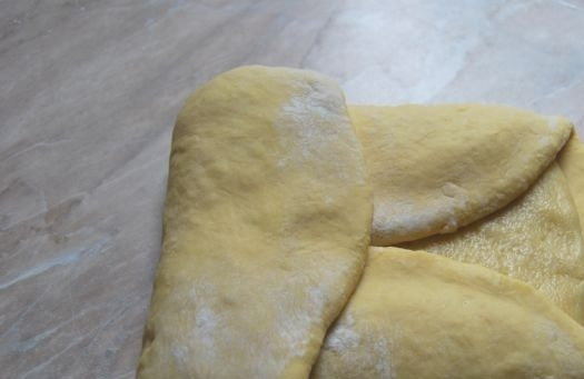 1. Этап. Торт Наполеон с очень вкусным кремом: Сложите слои конвертом, складывая все края в середину.