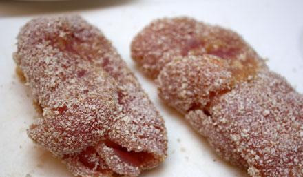 1. Этап. Рулеты из индейки: Обваливаем каждый рулетик в панировочных сухарях.