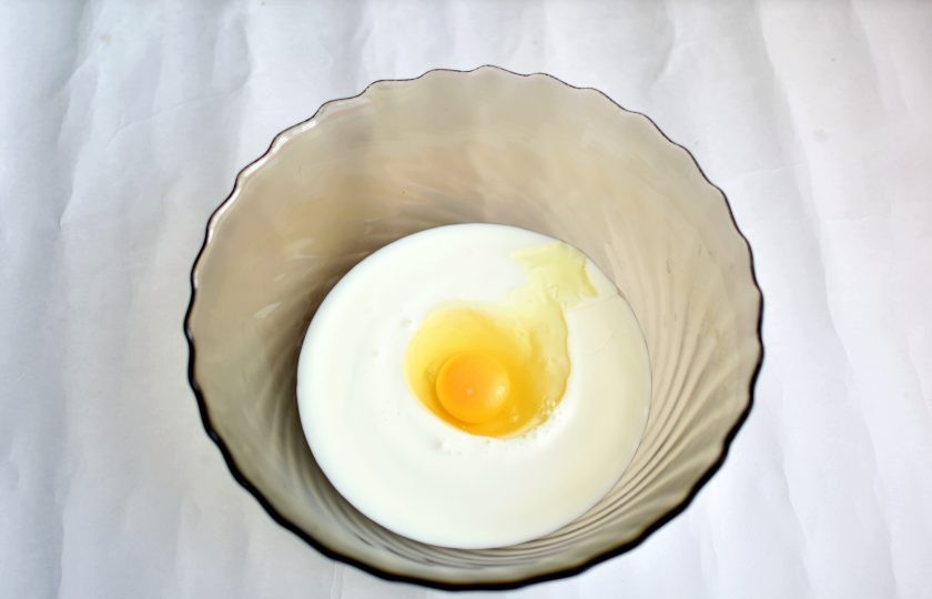 1. Этап. Штрули: В кефир комнатной температуры вбейте яйцо, добавьте соль и соду, хорошо перемешайте.