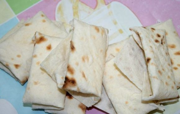 1. Этап. Конверты из лаваша с сыром: 4. Когда все конвертики готовы можно разогревать на сковороде масло. Затем по одному опускать конвертики в кляр.