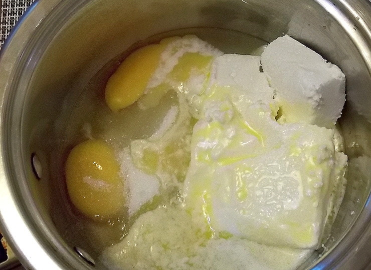 1. Этап. Десерт Бананы под снегом: Соедините в одной миске творог, сахар, яйца, растопленное масло и ванилин. Взбейте.