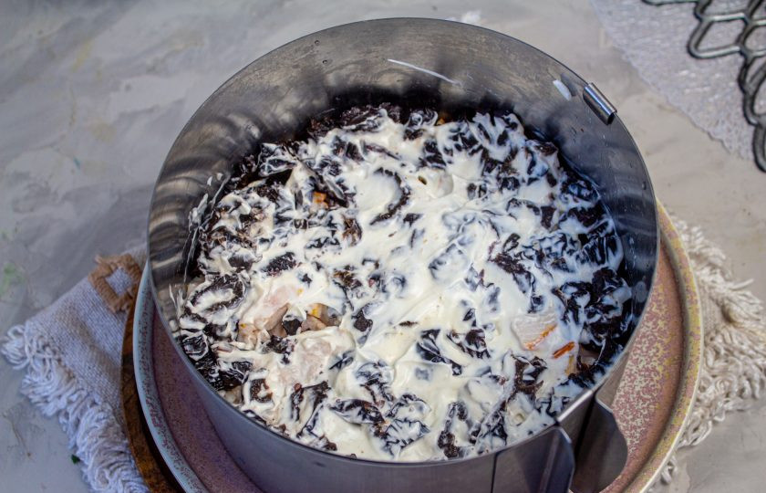 1. Этап. Салат с копченой курицей, черносливом и грецкими орехами: Смажьте обильно майонезом.