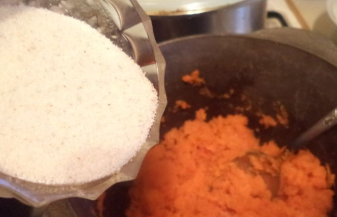 1. Этап. Манный пудинг из творога с морковью: Соединяем морковь с манкой.